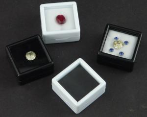 Boite de gemmologie noire et blanche avec feutrine r&eacute;versible � l'int&eacute;rieur