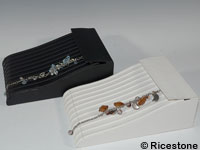 Présentoir toboggan pour bracelet en similicuir noir ou blanc