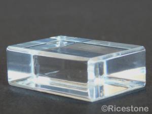1a) Socle de minéralogie 2x3x1 cm, arrêtes chanfreinées.