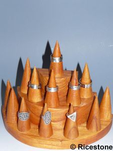 9a ) Présentoir pour 13 bagues, 3 étages Bois, Artisanal.