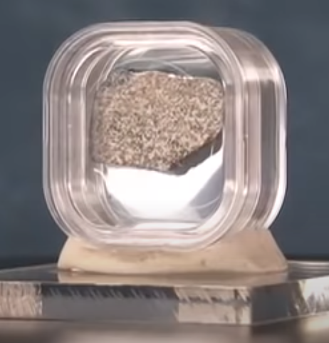 Boite à membrane pour présenter des météorites
