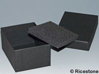 boite carton noire de minéraux
