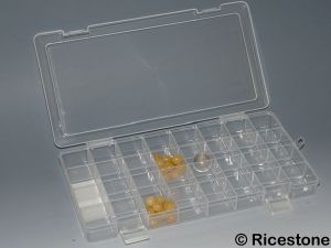 8c) Coffret de rangement plastique, 32 compartiments.