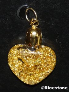 9g) Pendentif forme de Coeur avec feuilles d'or. Hauteur 3,5 cm