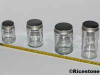 Quatre flacons en verre de 30 ml à 85 ml