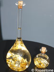 Bouteilles contenant des paillettes et feuilles d'or