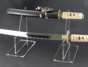 Prsentation  de deux Katana sur le porte sabre