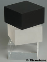 Les 3 couleurs de socles acrylique 5x5x3 cm pour minéraux