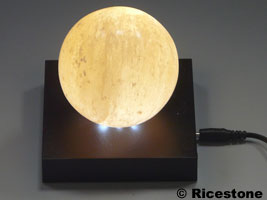 Illuminer une boule de calcite avec un support lumineux