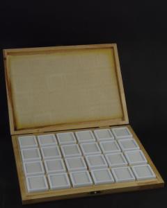 7b) Coffret de Gemmologie et 24x boites dessus verre 4x4 cm