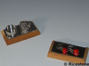 4b) Support en bois biseauté avec miroir pour présentation de collection. 7 x 4 x 1 cm