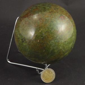 Présentation très discrète d'une sphère sur le chevalet métallique 7 x 9 cm