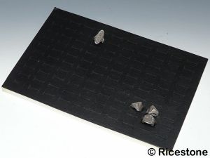 8b) Plaque présentation 100 bagues; Similicuir sur Mousse  