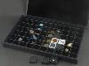 1b) Coffret avec 60x casiers de 3x3 cm pour collection.