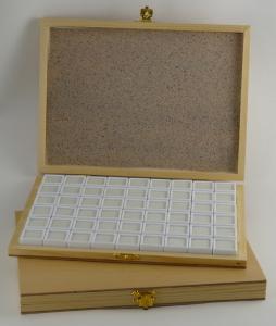 Coffret de gemmologie en bois avec 54 boites 3x3 cm