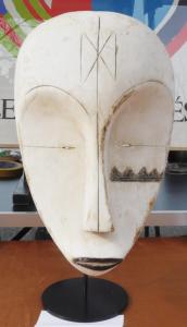 1a) Support présentoir hauteur 39 cm pour masque de collection. 