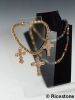 1e) Grand Buste synthétique <BR>collier, chaîne, pendentif.