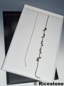 4d) Plateau avec 18 crochets, présentation de colliers, 30 x 50cm