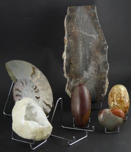 Présentation de divers minéraux de diverses formes, polis et brut sur les chevalets métallique