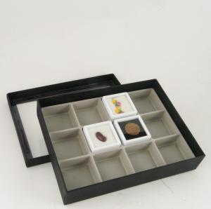 Coffret de gemmologie ouvert avec boite pour gemme 4x4 cm