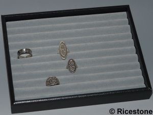 1b) Plateau à rouleaux pour bagues 18 x 23 cm.