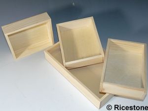 7) Plateau bois sans compartiment; 12 x 15 cm.
