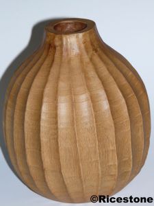 8c) Buste bois ligné<BR>Vase déco-vitrine, H= 15 cm.