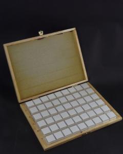 5b) Coffret de gemmologie avec 54x boites carrées tout plastique.