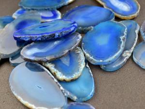 Tranche d'agate teinte en bleu