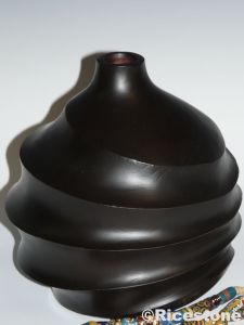 8b) Buste présentation bois<BR>Vase déco-vitrine,  H= 21 cm.
