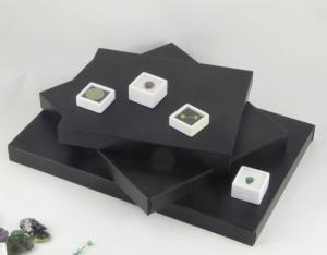 Les trois coffrets  casiers pour rangement de collections