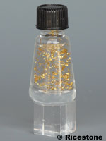Micro bouteille sur mini socle acrylique de 1.5 x 1.5 cm 
