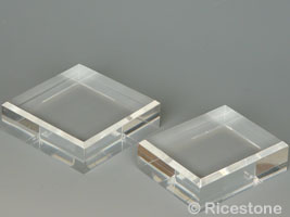 Socle acrylique  biseauté pour minéraux 10x10x3 cm et 8x10x3 cm