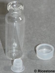 1e) Bouteille (petite) en verre de 6cc avec bouchon : H= 5cm