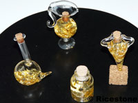 Diverses bouteilles contenant des paillettes et feuilles d'or