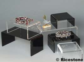 Table gigogne - escalier acrylique pour prsentation d'objets 