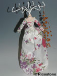 Poupée porte bijoux robe blanche à fleurs