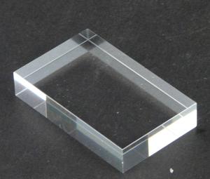 3d) Plaque acrylique, socle présentoir 3x5x1 cm.
