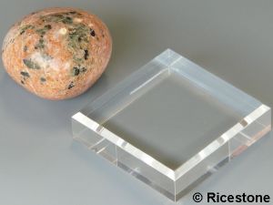 2f) Socle acrylique, présentoir plexiglas biseautée 8x8x2cm
