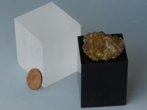 Cube acrylique pour minéraux ou statuettes