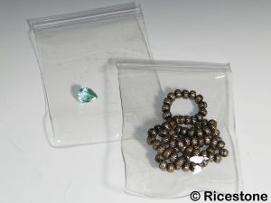 2h) Pochette plastique à zip 12x17cm pour gemme ou monnaies.