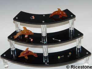 2f) Etagere trois plateaux acrylique. Présentoir de figurine.