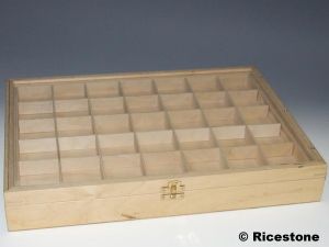 1) COFFRET et PLATEAU en BOIS blanc pour présentation de collection. 