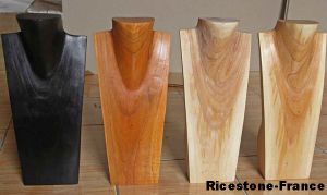 Buste en bois pour colliers