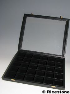 9) Coffret vitré charnière, 30x boîtes gemmes 4x4 cm