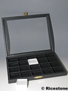 7) Coffret vitré à charnière pour 20x boîtes gemmes 4x4 cm.