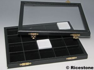 8) Coffret vitré escamotable 20x boîtes gemmes 4x4. 
