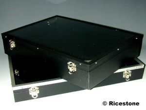 2c) Coffret noir luxe vitré 26x36 cm pour présentation d'objets.  Hauteur =7cm