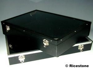 2c) Coffret blanc luxe vitré 26x36 cm pour objets. Hauteur =7cm