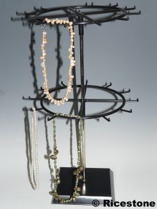 8e) Présentoir de bijoux, Tourniquet pour colliers. 